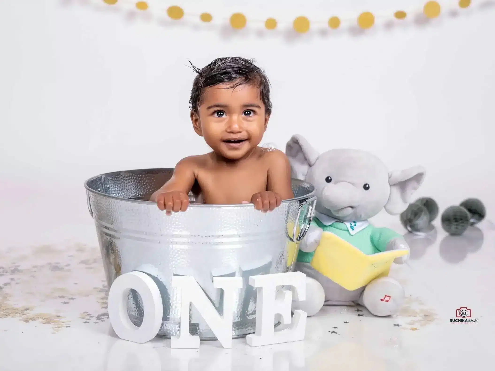 Professional cake smash photographer capturing sweet moments