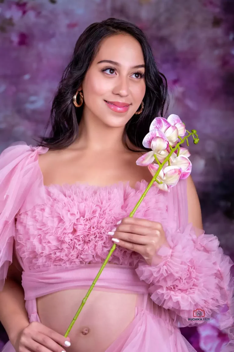 Beautiful pregnancy photography session with glowing mom-to-be