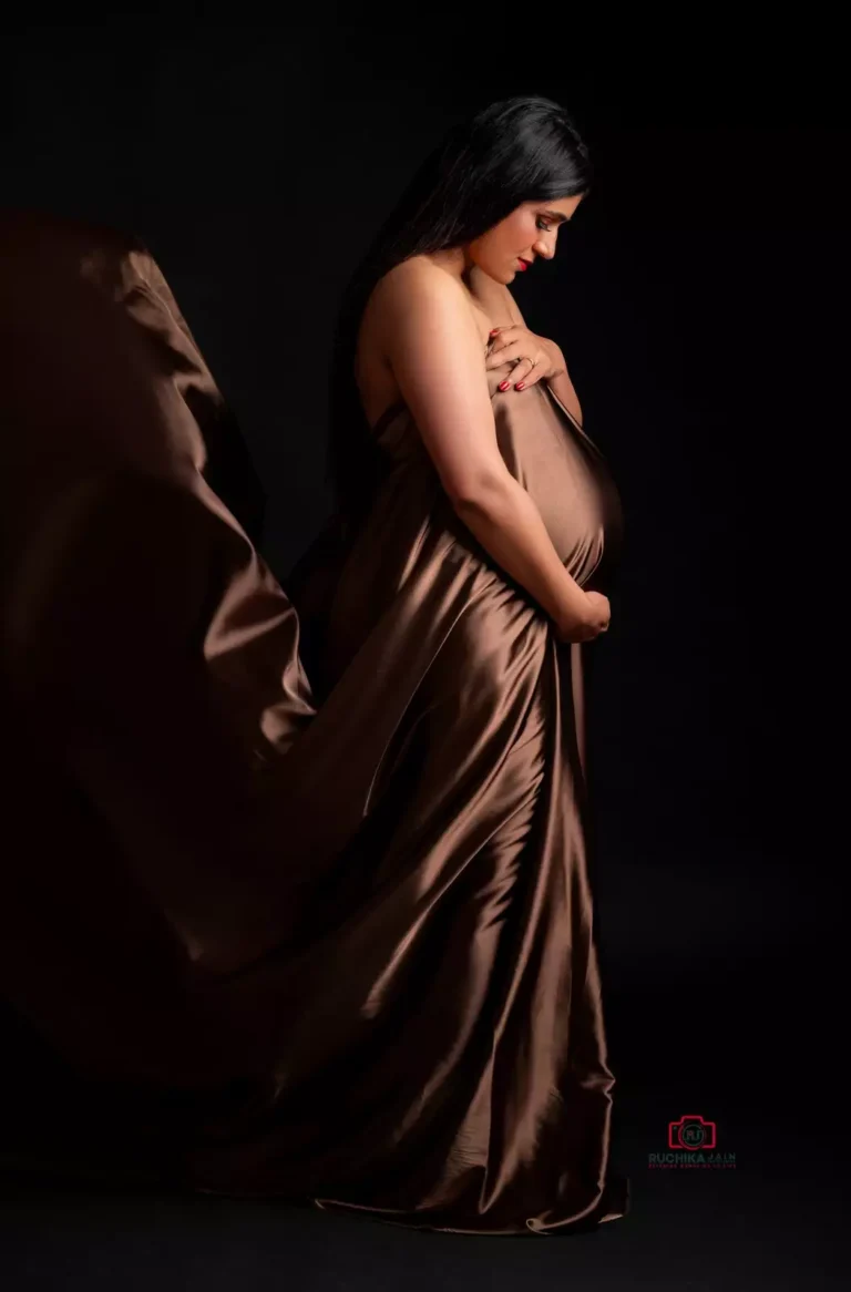 Joyful moments of anticipation beautifully captured in maternity photography