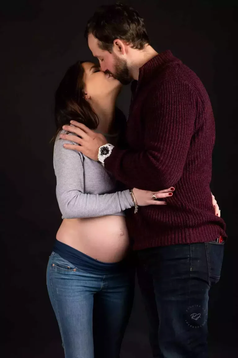 Vibrant and heartfelt maternity photography sessions for expecting mothers